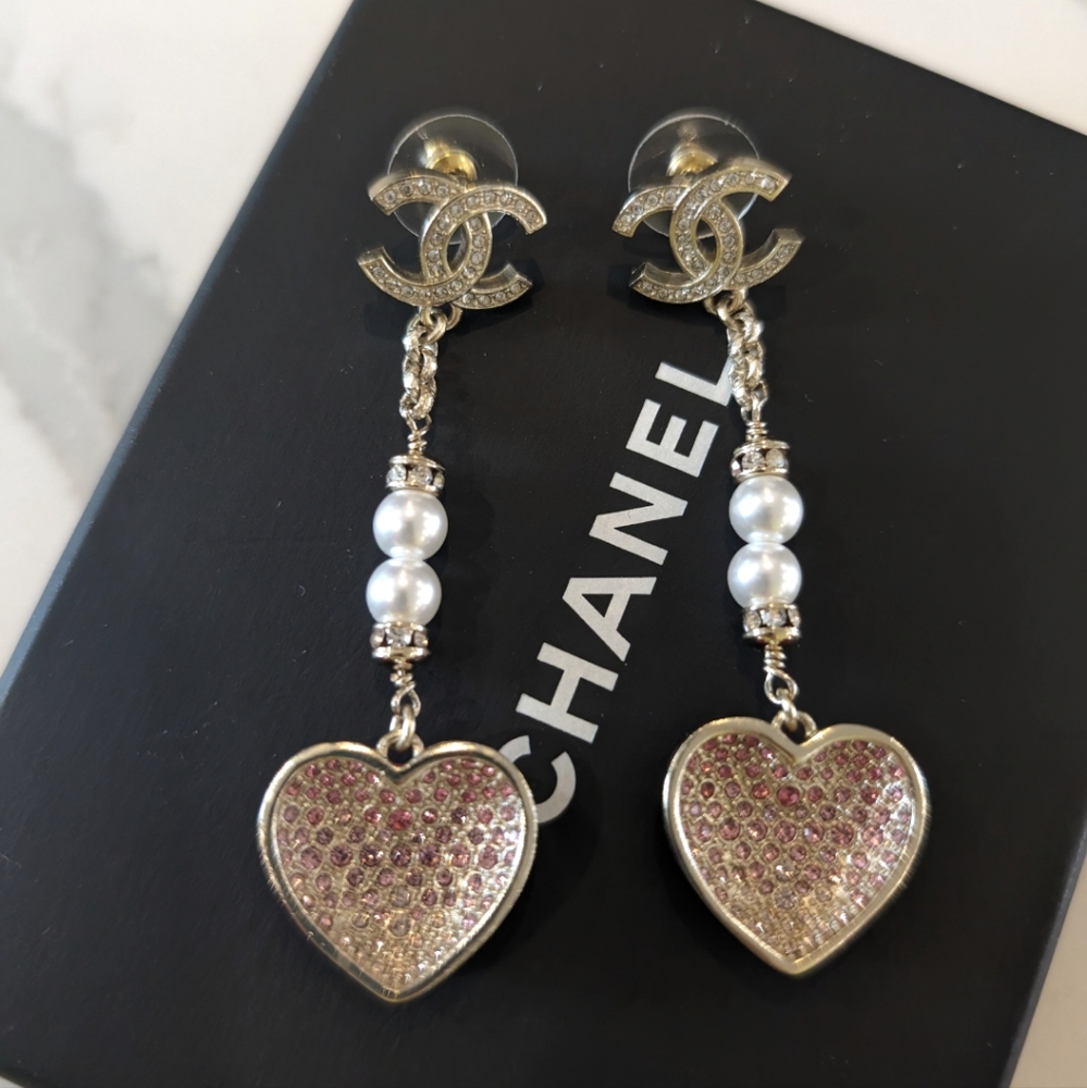 Auth Chanel gradient pink/ bright pink earrings 🩷 like new condition